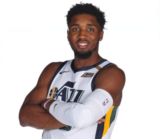 为谁而来？迈克尔-乔丹亲临现场观看摩纳哥vs巴萨