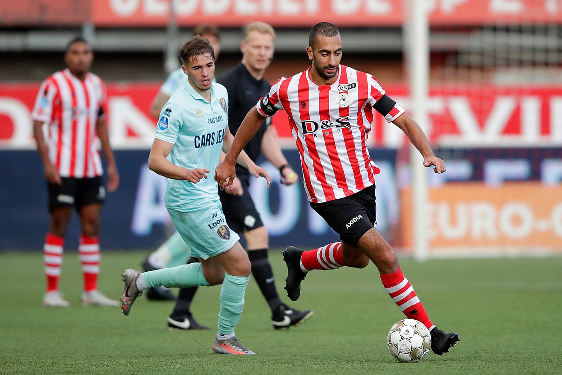 为谁而来？迈克尔-乔丹亲临现场观看摩纳哥vs巴萨