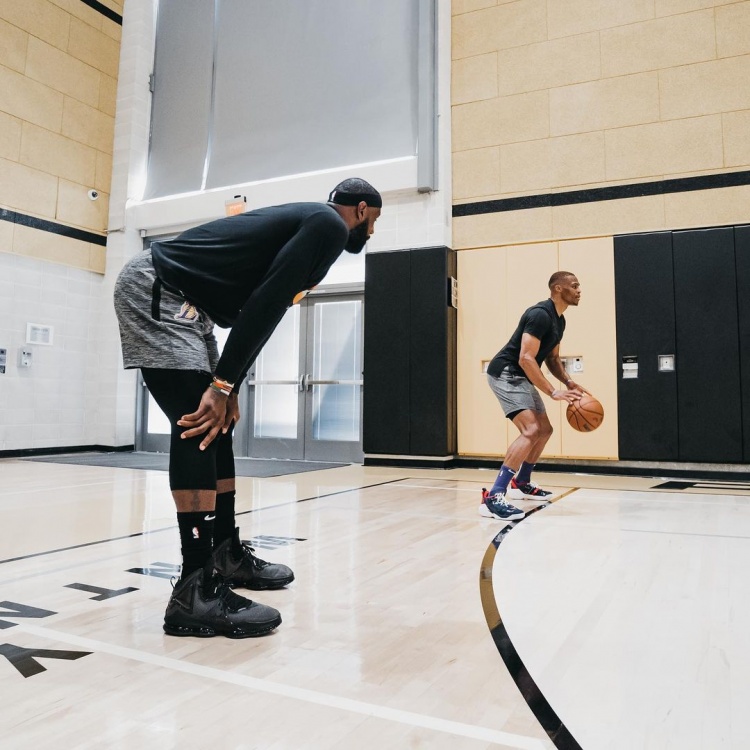 2米26天才首秀 19岁张子宇开启WCBA生涯